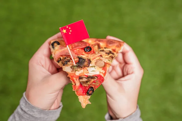 Een Stukje Pizza Vrouwelijke Handen Met Chinese Vlag Vorm Van — Stockfoto