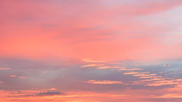 ピンクとブルーの色の空 夕日雲の色付き光パステルの効果 — ストック写真