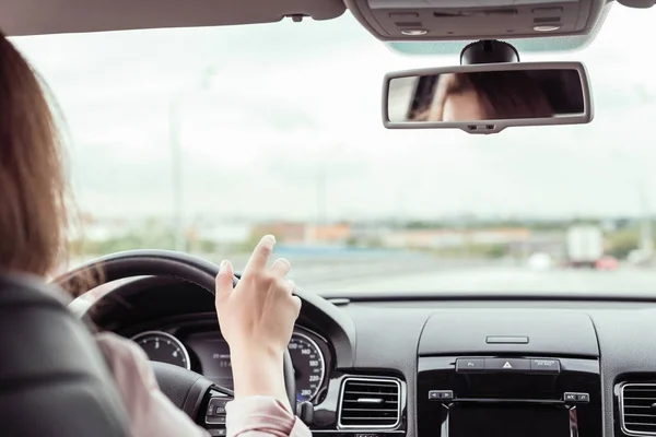 Frau Fährt Auf Der Autobahn Blick Vom Rücksitz Des Autos — Stockfoto