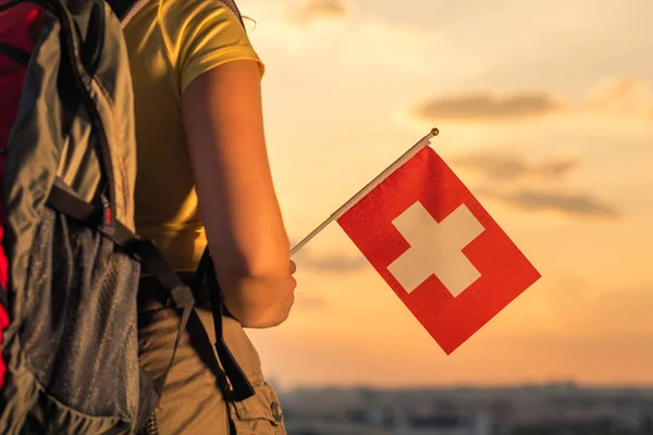 Wanderin Auf Dem Gipfel Des Berges Kurzen Hosen Und Shirt — Stockfoto