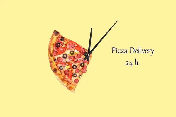 Imagem Pizza Criativa Forma Relógio Com Setas Fundo Brilhante Conceito — Fotografia de Stock