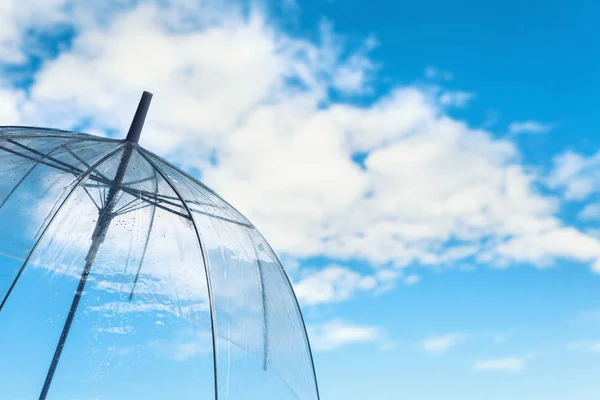 Transparenter Regenschirm Einem Regnerischen Herbsttag Bewölkten Himmel — Stockfoto