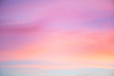 Gökyüzü pembe ve mavi renklerde. günbatımı bulutrenkli ışık pastel etkisi