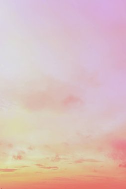 Işık pastel tonu etkisi ile Alacakaranlık gökyüzü. Yumuşak bulutların renkli gün batımı. 