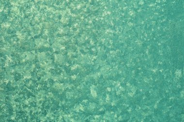 Pencere nin camında akuamarin renginde don. Kış arka plan karınca doku