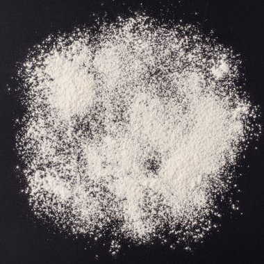 Siyah bir arka plan üzerinde buğday unu arka plan