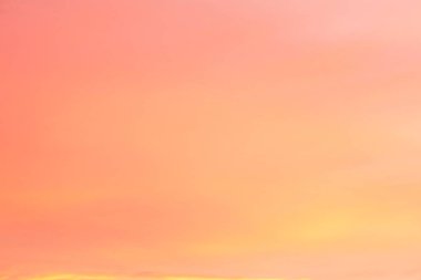 Gökyüzü pembe ve mavi renklerde. günbatımı bulutrenkli ışık pastel etkisi