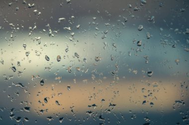 Arka planda cam üzerine su damlaları, yakın