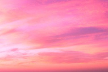 Gökyüzü pembe ve mavi renklerde. günbatımı bulutrenkli ışık pastel etkisi