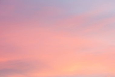 Gökyüzü pembe ve mavi renklerde. günbatımı bulutrenkli ışık pastel etkisi