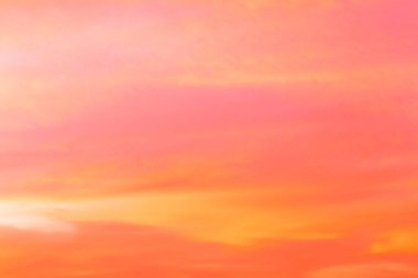 Işık pastel tonu etkisi ile Alacakaranlık gökyüzü. Yumuşak bulutların renkli gün batımı. 