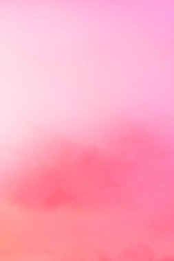 Işık pastel tonu etkisi ile Alacakaranlık gökyüzü. Yumuşak bulutların renkli gün batımı. 