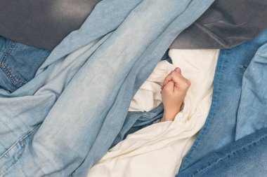 Kot okyanusunda incir işareti gösteren kız el. Kavram 