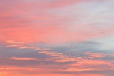 Gökyüzü pembe ve mavi renklerde. günbatımı bulutrenkli ışık pastel etkisi