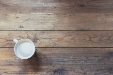 ahşap masa arka plan üzerinde kahve fincan. Kış konsepti