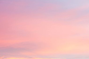 Gökyüzü pembe ve mavi renklerde. günbatımı bulutrenkli ışık pastel etkisi