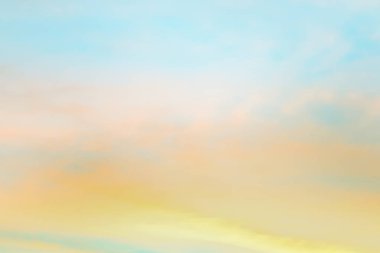 Işık pastel tonu etkisi ile Alacakaranlık gökyüzü. Yumuşak bulutların renkli gün batımı. 