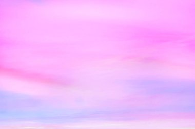 Işık pastel tonu etkisi ile Alacakaranlık gökyüzü. Yumuşak bulutların renkli gün batımı. 