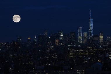 New York City, Manhattan gökdelenlerin havadan ve panoramik görünümü. Yıldız ve ay ile Manhattan'ın gece şehir merkezi nin üst görünümü. 