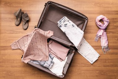 Yolculuk için paketlenmiş bir bavul un veya bavulun üst görünümü.