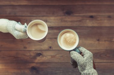 ahşap masa üzerinde fincan ve kahve