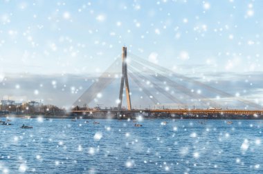 Kış kar fırtınasında Daugava nehri üzerindeki Vansu köprüsü , Riga, Letonya. 