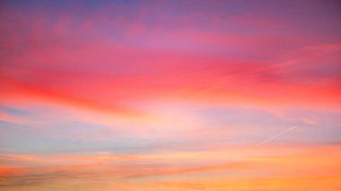 Gökyüzü pembe ve mavi renklerde. günbatımı bulutrenkli ışık pastel etkisi