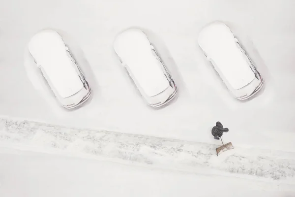 Proprietário Carro Limpa Espaço Estacionamento Coberto Neve Durante Temporada Neve — Fotografia de Stock