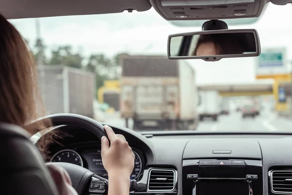 Kobieta Jedzie Autostradą Widok Tylnego Siedzenia Samochodu — Zdjęcie stockowe