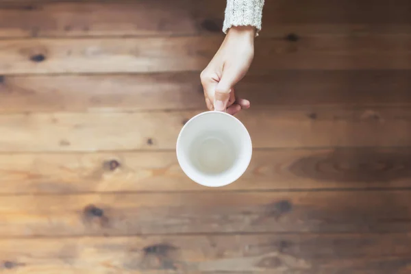 Een Meisje Handen Met Een Lege Kop Voor Koffie Houten — Stockfoto