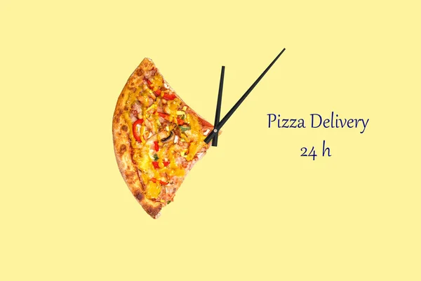 Kreatywny Obraz Pizzy Formie Zegara Strzałkami Kolorowym Jasnym Tle Dostawa — Zdjęcie stockowe