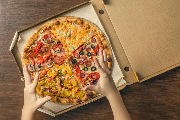 Жіночі Руки Відкрита Коробка Доставки Піцою — стокове фото