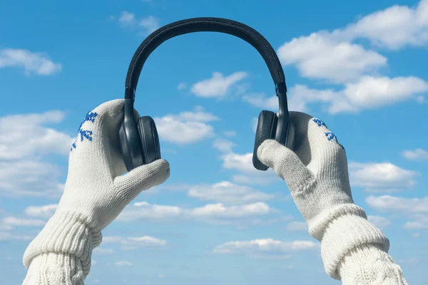 Hände Winter Mit Kopfhörern Konzept — Stockfoto