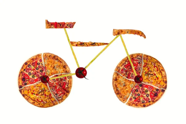 Imagem Criativa Bicicleta Estrada Feita Pizza Internacional Legumes Fundo Branco — Fotografia de Stock