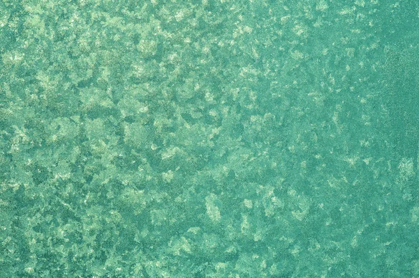 Pencere nin camında akuamarin renginde don. Kış arka plan karınca doku