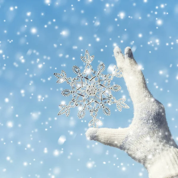 Női Kéz Kötött Kesztyű Hópehely Egy Naplemente Háttérben Téli Karácsonyi — Stock Fotó