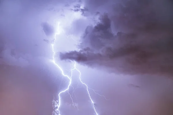 Close Van Lightning Strike Nacht Bewolkte Hemel — Stockfoto