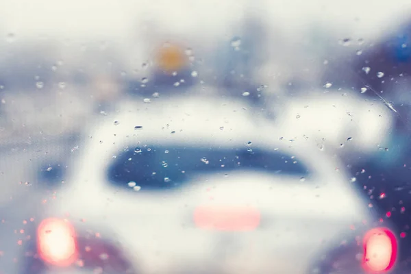 Zamazany Widok Przez Przednią Szybę Samochodu Krople Deszczu Sygnałach Zatrzymania — Zdjęcie stockowe