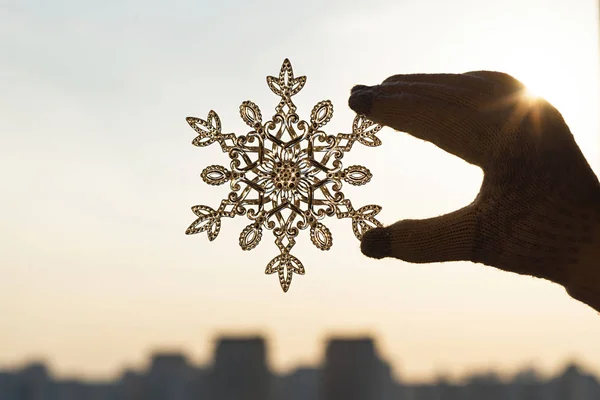 Mains Féminines Dans Une Mitaine Tricotée Avec Flocon Neige Sur — Photo