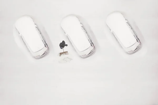 Ägaren Bilen Rengör Snötäckta Parkeringsplatsunder Snösäsongen Vintertid — Stockfoto