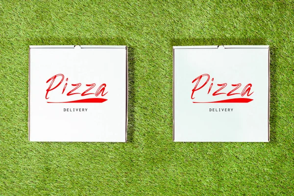 Deux Boîtes Blanches Avec Une Inscription Pizza Sur Herbe Remise — Photo