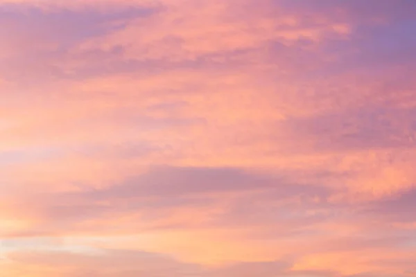 ピンクとブルーの色の空 夕日雲の色付き光パステルの効果 — ストック写真