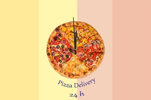 Kreatives Pizzabild Form Einer Uhr Mit Pfeilen Auf Hellem Hintergrund — Stockfoto