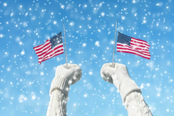 Weibliche Hand Einem Strickhandschuh Mit Einer Schneeflocke Und Einer Amerikanischen — Stockfoto