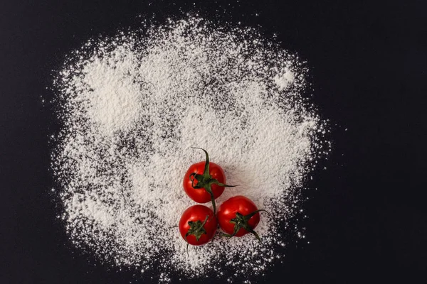 Tomates Cherry Frescos Harina Fondo —  Fotos de Stock