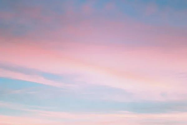 光パステルトーンの効果を持つピンクとブルーの色の空 — ストック写真