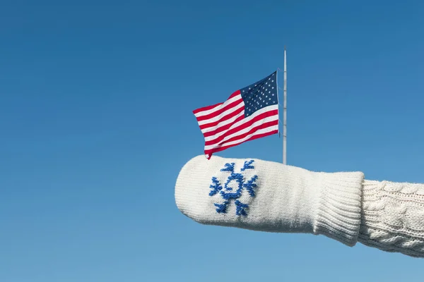 Vrouwelijke Hand Een Gebreide Mitten Met Een Sneeuwvlok Met Een — Stockfoto