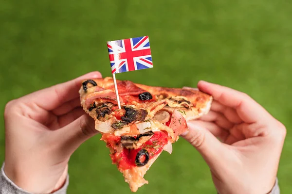 Een Stukje Pizza Vrouwelijke Handen Met Engelse Vlag Vorm Van — Stockfoto