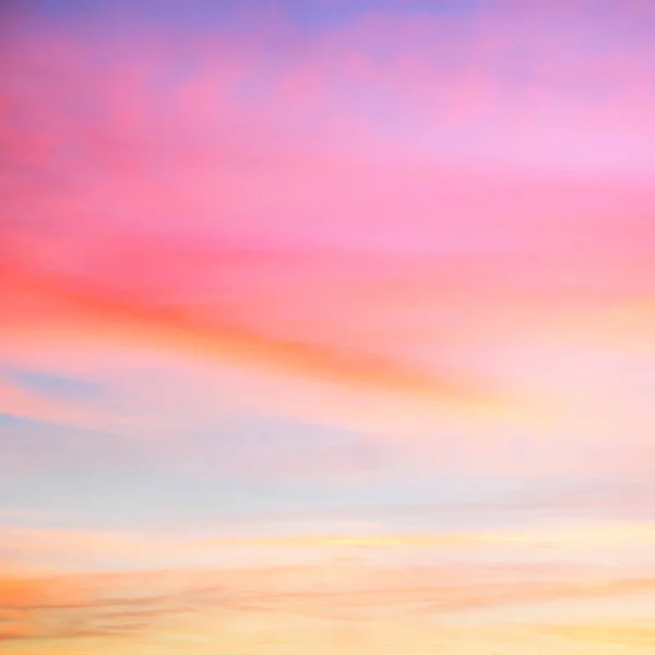 ピンクとブルーの色の空 夕日雲の色付き光パステルの効果 — ストック写真