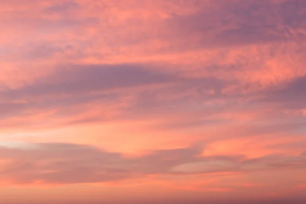 ピンクとブルーの色の空 夕日雲の色付き光パステルの効果 — ストック写真